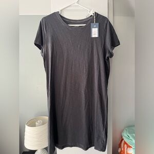 T-shirt dress universal thread. Large. NWT. Grey